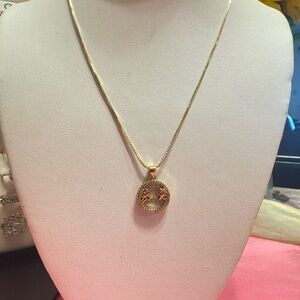 Elegant Gold Pendant Necklace